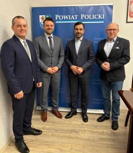 Zdjęcie ze spotkania przedstawicieli Zachodniopomorskiego Uniwersytetu Technologicznego z przedstawicielami Powiatu Polickiego