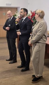 Starosta Policki przemawia przez mikrofon