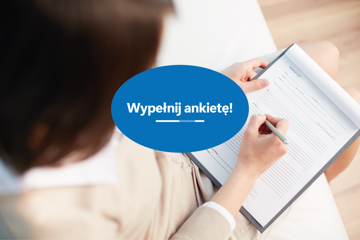 Kobieta wypełniająca ankietę