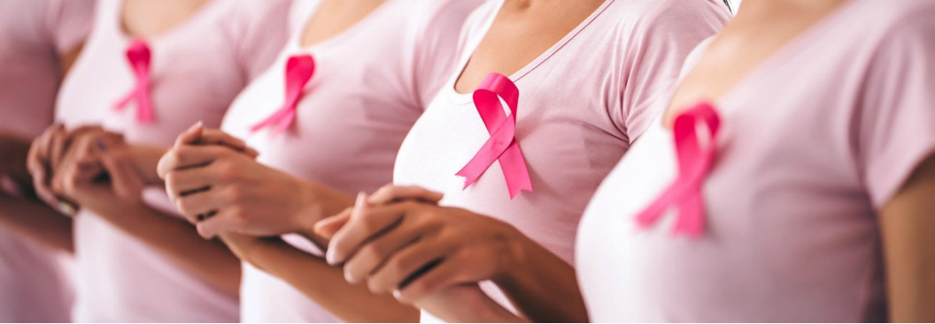 kobiety trzymają się za rece