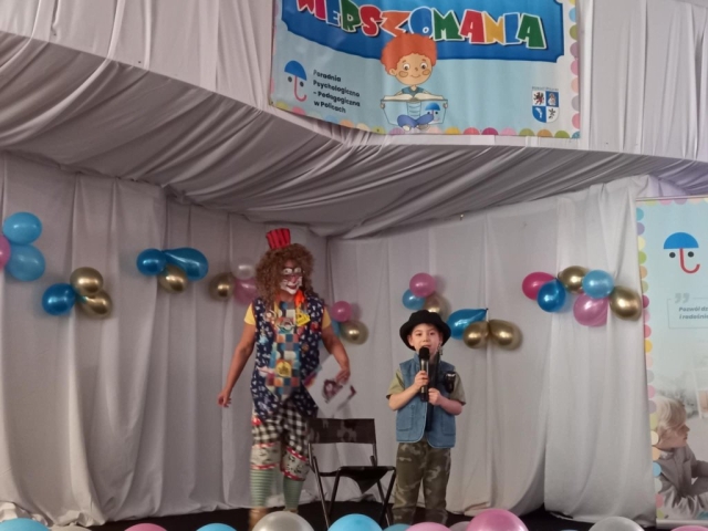 Występ chłopca recytującego wiersz na scenie