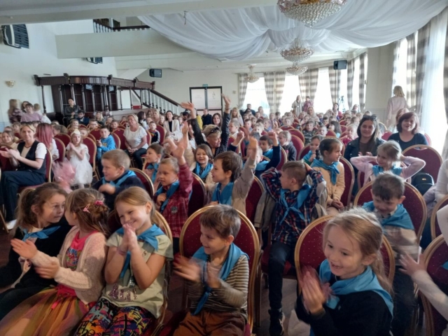 Przedszkolaki na widowni podczas wydarzenia