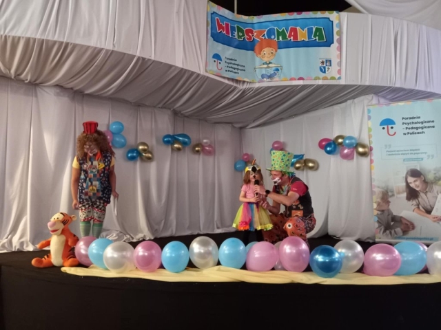 Występ dziewczynki recytującej wiersz na scenie