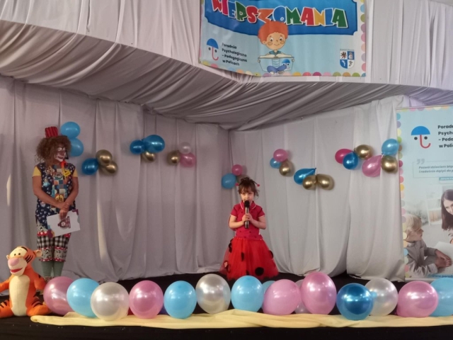 Występ dziewczynki recytującej wiersz na scenie