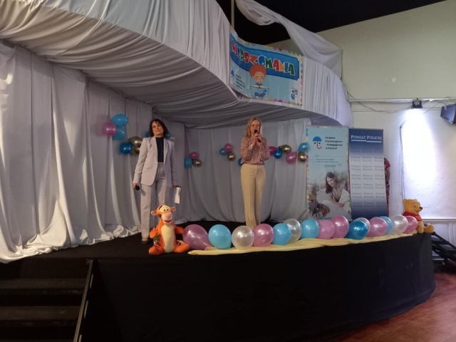 Organizatorzy przemawiają na scenie podczas wydarzenia