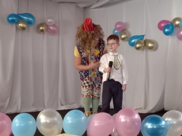 Występ chłopca recytującego wiersz na scenie