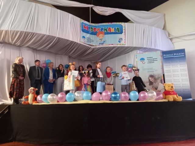 Grupowe zdjęcie uczestników wydarzenia