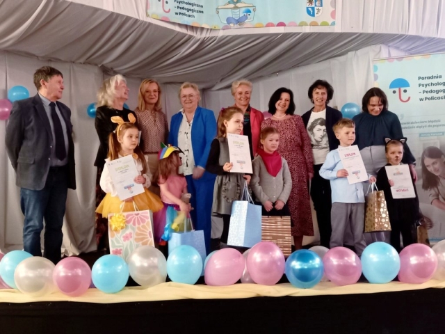 Grupowe zdjęcie uczestników wydarzenia wraz z goścmi