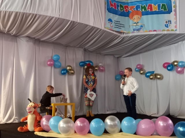 Występ chłopca recytującego wiersz na scenie