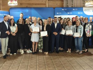 Grupa ludzi pozująca do zdjęcia.