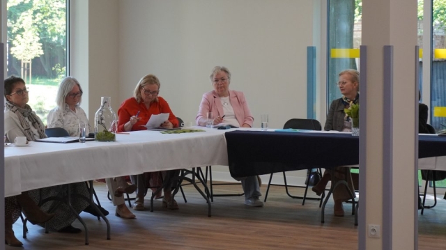 Uczestnicy wydarzenia słuchają prezentacji