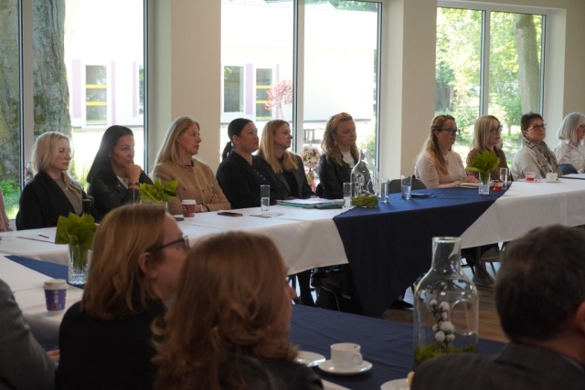 Uczestnicy wydarzenia słuchają prezentacji