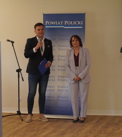 Wicestarosta Policki z Panią Joanną Agapow Dyrektor Poradni Psychologiczno-Pedagogicznej w Policach zapraszają do debaty