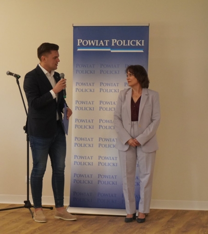Wicestarosta Policki z Panią Joanną Agapow Dyrektor Poradni Psychologiczno-Pedagogicznej w Policach zapraszają do debaty