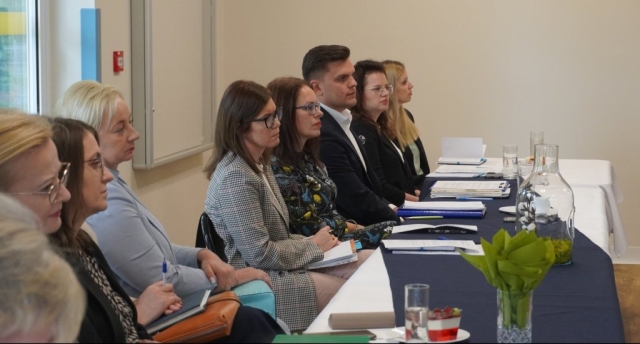 Wicestarosta wraz z gośmi słucha dyskusji podczas debaty