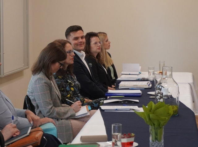 Wicestarosta wraz z gośmi słucha dyskusji podczas debaty