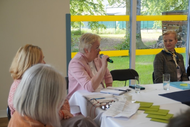 Uczestniczka debaty zadaje pytanie przez mikrofon