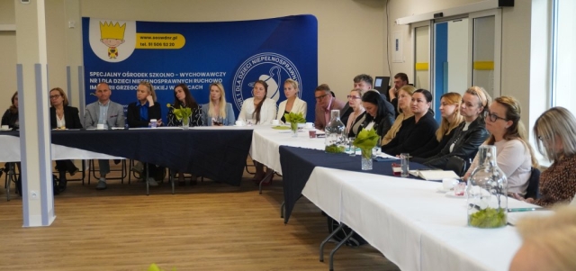 Uczestnicy debaty słuchają odpowiedzi na zadane pytania