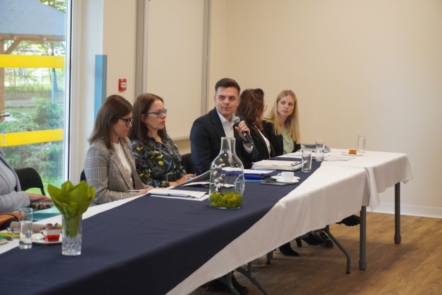 Wicestarosta zadaje pytanie przez mikrofon