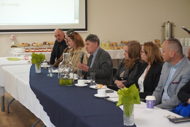 Uczestnik debaty zadaje pytanie przez mikrofon