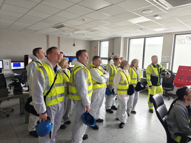 Goście podczas wizyty studyjnej w specjalnych uniformach