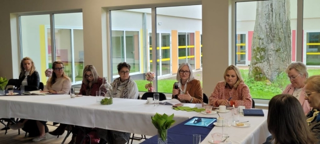 Uczestniczki wydarzenia debatują