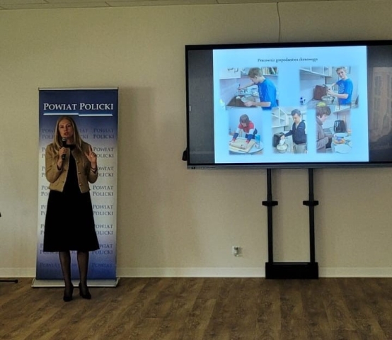 Pani Beata Brzostek Dyrektor Specjalnego Ośrodka Szkolno-Wychowawczego im. Kawalerów Orderu Uśmiechu w Tanowie przedstawia prezentację