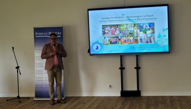 Pan Ryszard Budzisz Dyrektor Specjalnego Ośrodka Szkolno-Wychowawczego Nr 1 dla Dzieci Niepełnosprawnych Ruchowo im. Marii Grzegorzewskiej w Policach przedstawia prezentacje