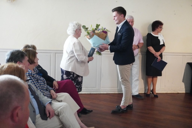 Wręczenie upominku dla ustępującej pani Prezes Haliny Olejarnik