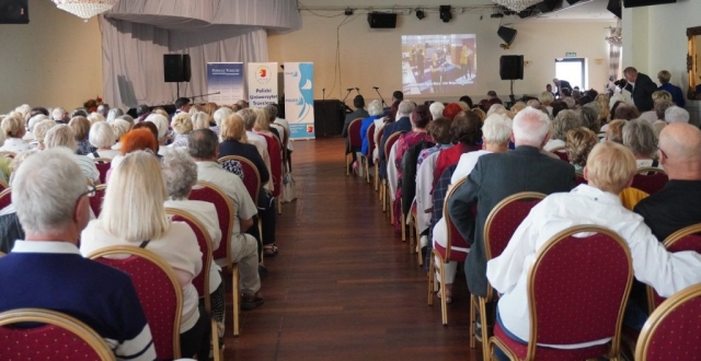 Publiczność podczas wydarzenia ogląda prezentację multimedialną