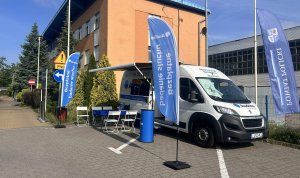 Audikabus w celu badania słuchu przed Starostwem Powiatowym w Policach