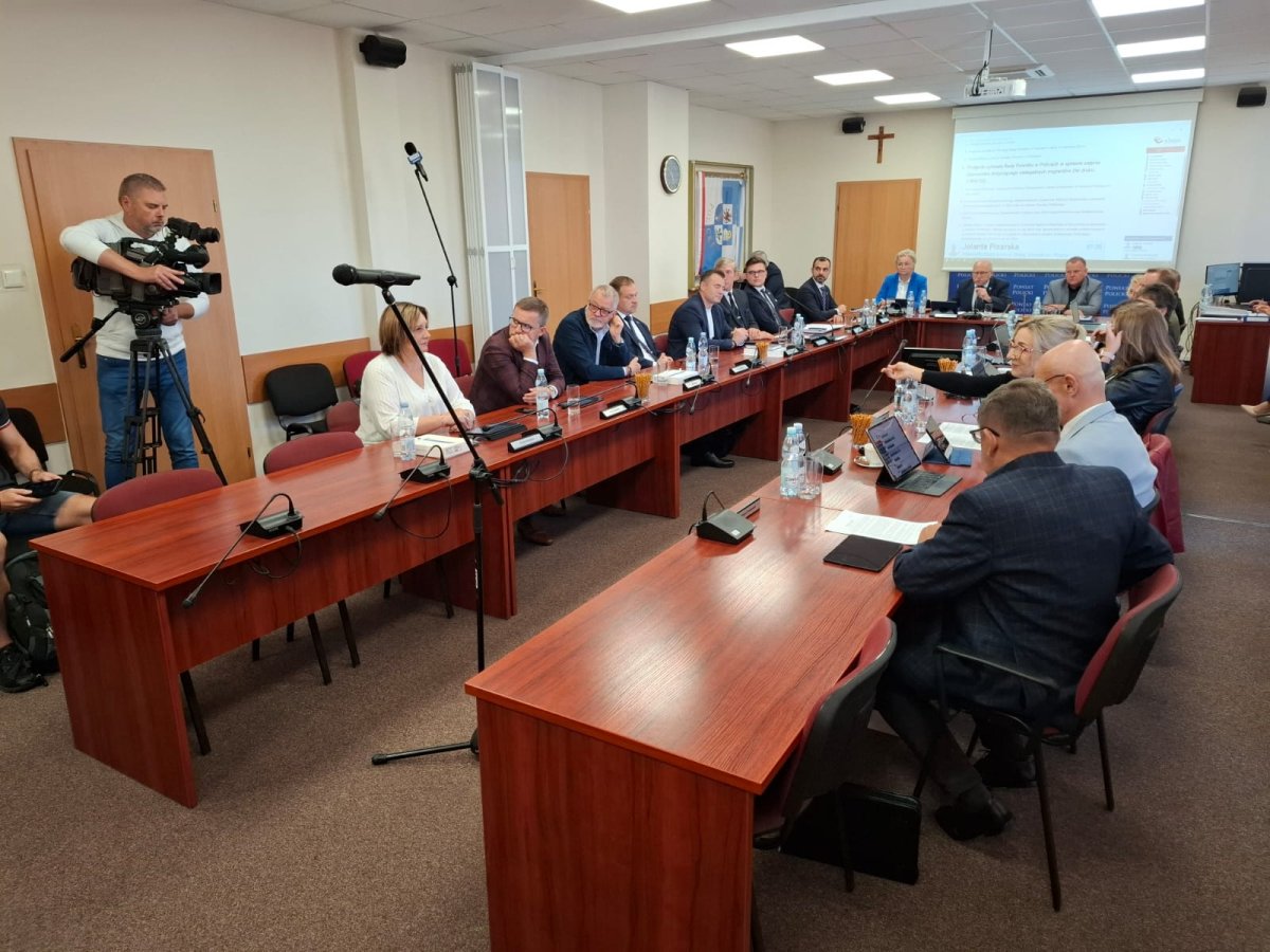 sesja rady powiatu w policach